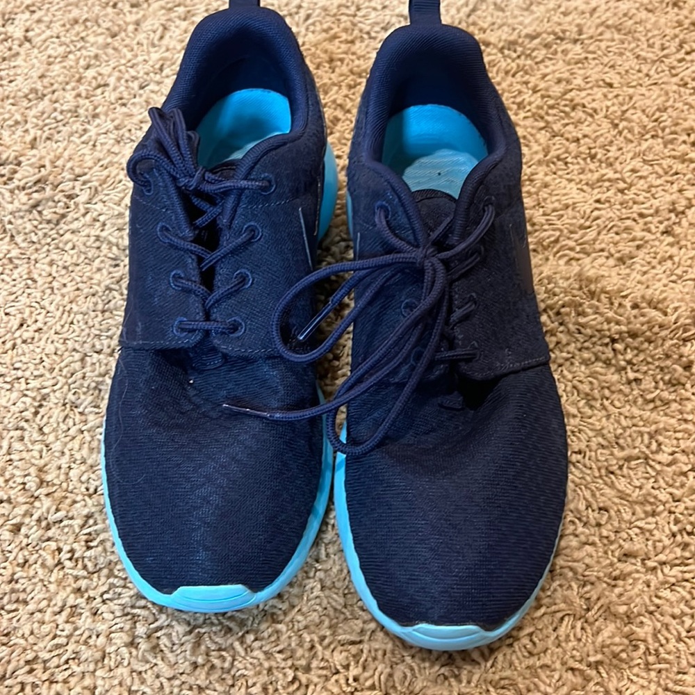 Women’s Nike Roshe shoes in like new condition!